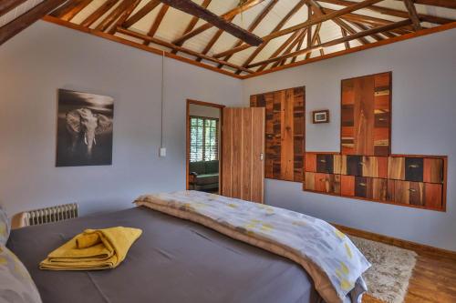 CASTLE COTTAGE Self catering fully equipped homely 120sqm double story king bed cottage in a lush green neighborhood