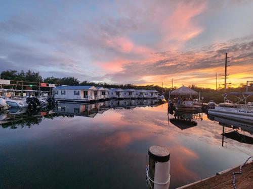 B&B Key West - Aqua Lodges At Hurricane Hole Marina - Bed and Breakfast Key West