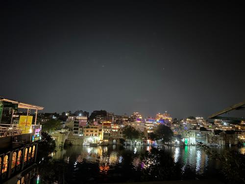 HOTEL HANUMAN GHAT On LAKE PICHOLA