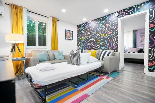 Vacay Spot Wynwood Artful Oasis 2 BBQs Patio vibes, Prime LOC! 6 blocks away from Bars, Nite Clubs, Res, Shops in Miami, USA