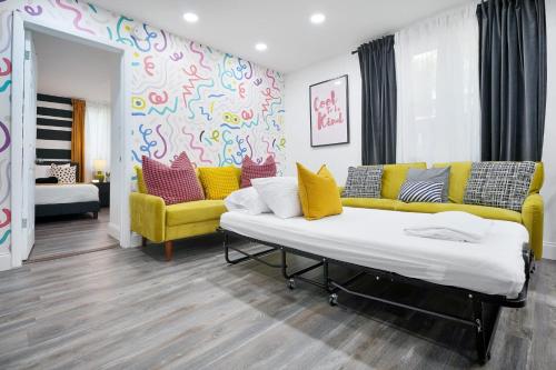Vacay Spot Wynwood Good Vibes Decor 2 BBQs, Patio LED vibes, Prime LOC! 6 blocks away from Bars, Nite Clubs, Res, Shops in Miami, USA