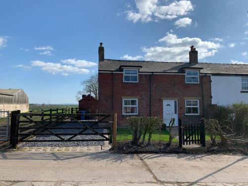 Newton Hall farm cottage with amazing views & hot tub