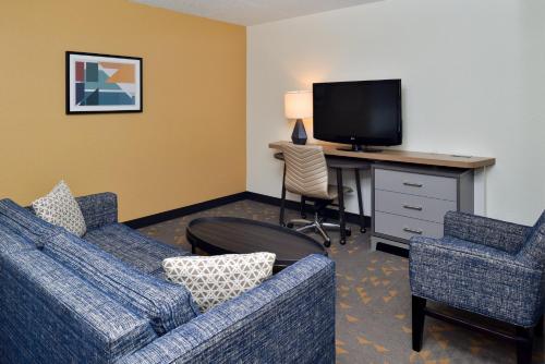 Holiday Inn Hotel & Suites Overland Park-Convention Center, an IHG Hotel