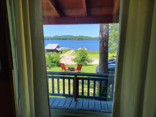 Chalet with great lake view in Lac Sainte-Marie (QC)
