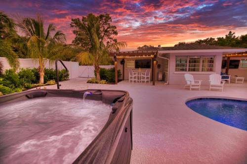 Tropical Oasis, Heated Pool, Hot Tub, Near Siesta Key in Sarasota, USA
