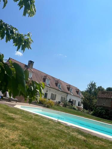 Buitenkant, l'abreuvoir de rivière (l'abreuvoir de riviere) in Longpre-Les-Corps-Saints