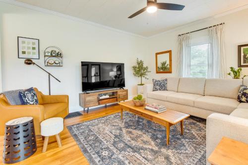 Country Home Near EIU and Lake Charleston! in Charleston, USA