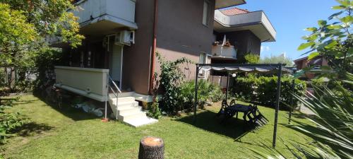  Beach House Garden, 300m dal mare, wifi, bici, giardino privato, clima in Marina di Massa