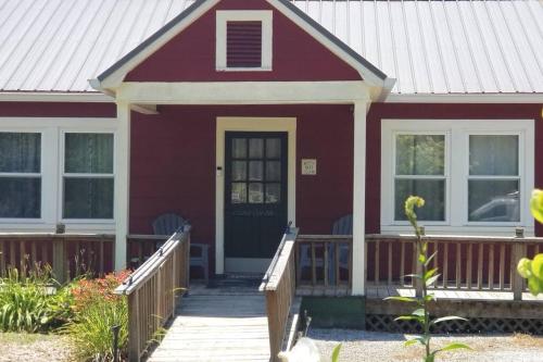 Charming Cottage in Morganton with Ample Parking in Morganton, USA
