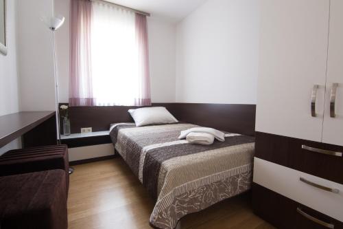 2 bedrooms, 3 beds