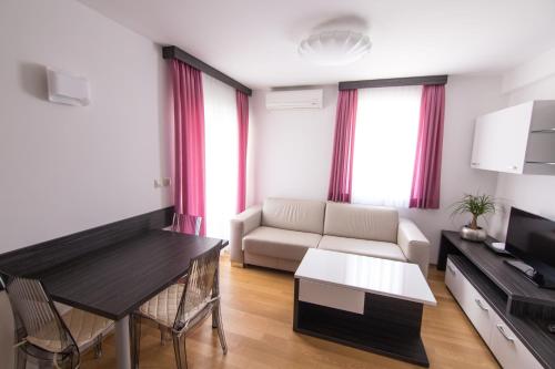 Two-Bedroom Apartment with Balcony and Sea View (3 Adults)