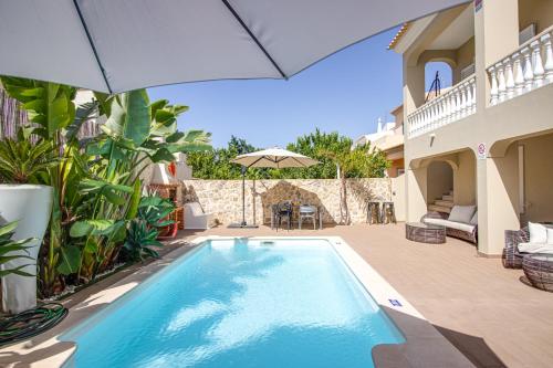 Private Deluxe 3BD Villa Pool Wi-Fi AC BBQ – khách sạn tại Montechoro
