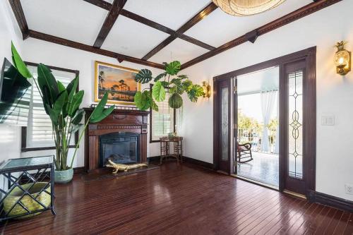 The Golden Alligator 1 - 3 beds 2 baths in West Palm Beach close to everything in West Palm Beach, USA