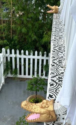 The Golden Alligator 1 - 3 beds 2 baths in West Palm Beach close to everything in West Palm Beach, USA