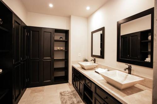Exquisite 3BR Condo Ocean Views Access Resorts in Cabo San Lucas, Mexico