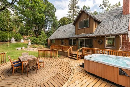 Sequoia Retreat- Spacious Cabin, Hot tub, & Sundeck, Ponderosa