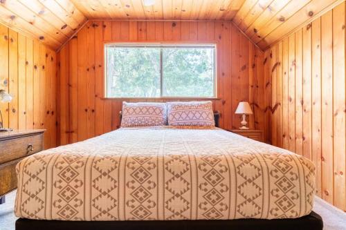 Sequoia Retreat- Spacious Cabin, Hot tub, & Sundeck