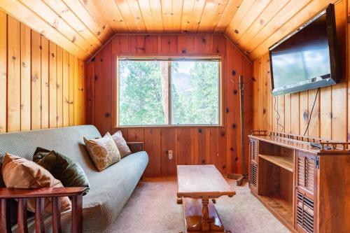 Sequoia Retreat- Spacious Cabin, Hot tub, & Sundeck