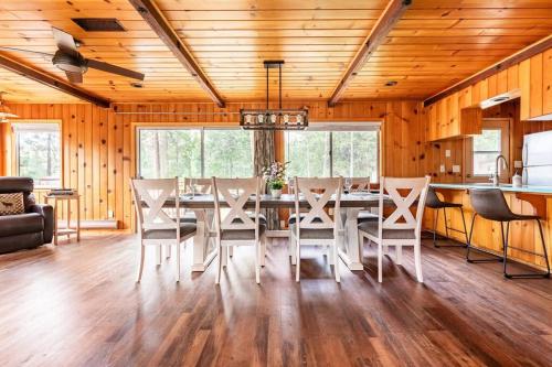 Sequoia Retreat- Spacious Cabin, Hot tub, & Sundeck