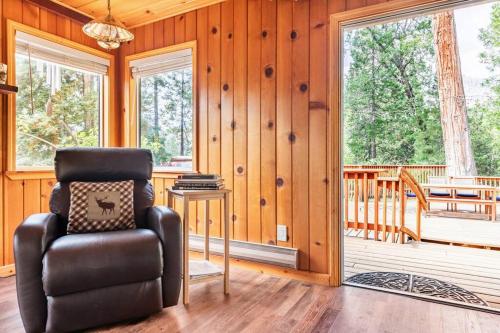 Sequoia Retreat- Spacious Cabin, Hot tub, & Sundeck