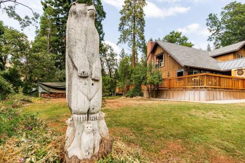 Sequoia Retreat- Spacious Cabin, Hot tub, & Sundeck