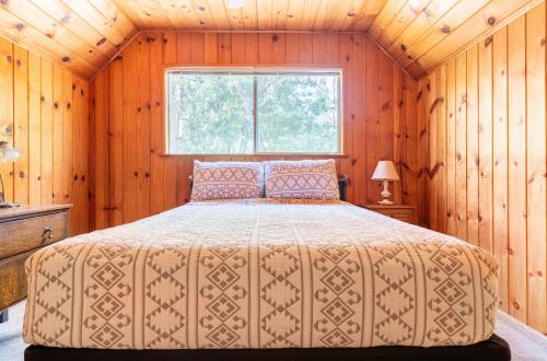 Sequoia Retreat- Spacious Cabin, Hot tub, & Sundeck