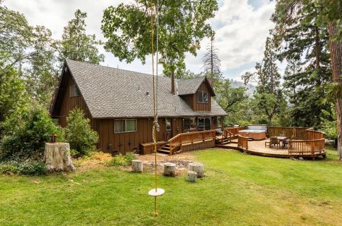 Sequoia Retreat- Spacious Cabin, Hot tub, & Sundeck