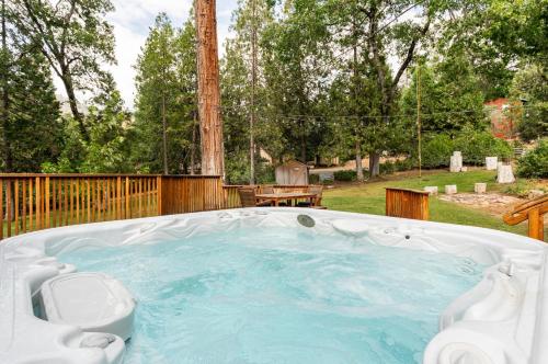 Sequoia Retreat- Spacious Cabin, Hot tub, & Sundeck