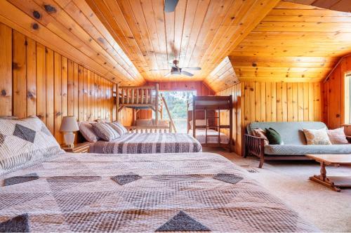 Sequoia Retreat- Spacious Cabin, Hot tub, & Sundeck