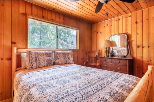 Sequoia Retreat- Spacious Cabin, Hot tub, & Sundeck