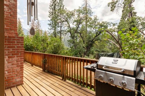 Sequoia Retreat- Spacious Cabin, Hot tub, & Sundeck