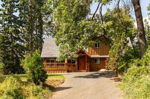 Sequoia Retreat- Spacious Cabin, Hot tub, & Sundeck