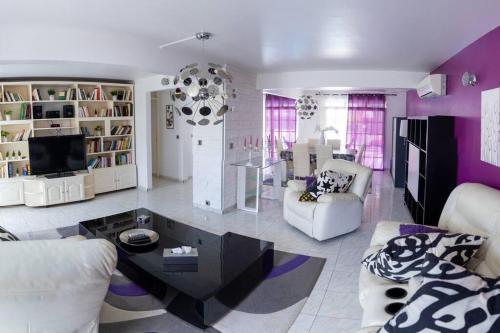 Общ салон/телевизионна зона, La Villa Mussanda avec piscine in Baie-Mahault