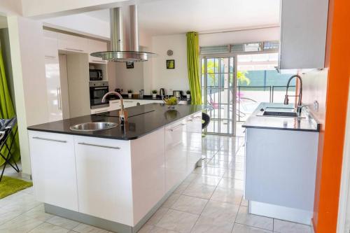 кухня, La Villa Mussanda avec piscine in Baie-Mahault