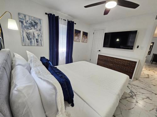 Stylish Duplex walk To Lake Eola Orlando. Sleeps 8 in Orlando, USA