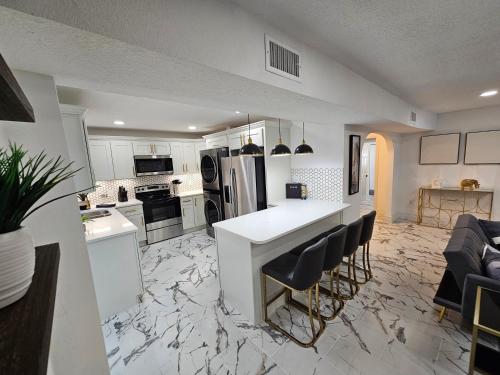 Stylish Duplex walk To Lake Eola Orlando. Sleeps 8 in Orlando, USA