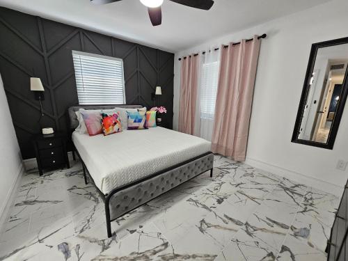 Stylish Duplex walk To Lake Eola Orlando. Sleeps 8 in Orlando, USA