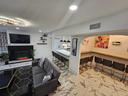 Stylish Duplex walk To Lake Eola Orlando. Sleeps 8 in Orlando, USA