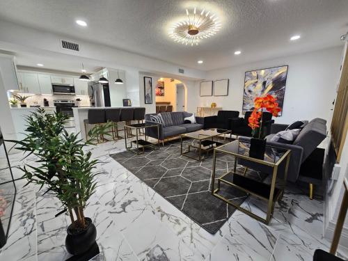 Stylish Duplex walk To Lake Eola Orlando. Sleeps 8 in Orlando, USA