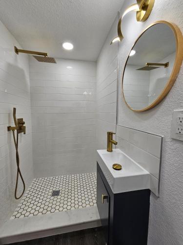 The Hideaway DT Orlando Tiny Home w Free Parking in Orlando, USA