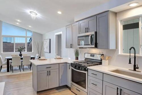 Stunning Single Level Home w/ Outdoor Spa Jacuzzi! detail