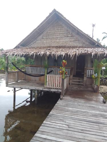 Pepele eco-lodge in Nggatirana Island