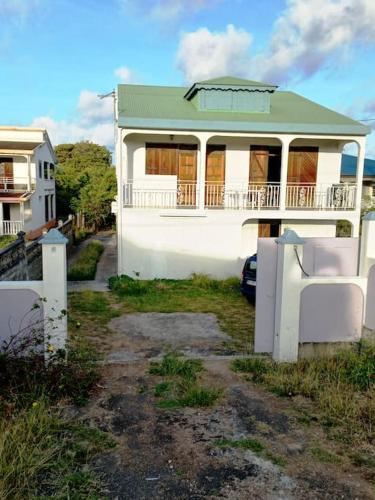 Charmant logement à 6min en voiture de la plage. - Location saisonnière - Anse-Bertrand