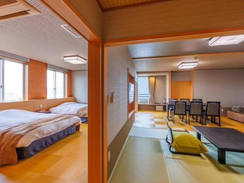 2 bedrooms, 6 beds
