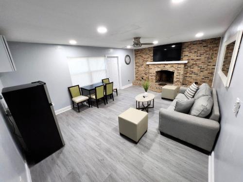 Cheerful Super Suite + 2 Queen + Sofa Bed Minutes from the Airport! in Tampa, USA