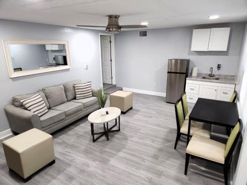 Cheerful Super Suite + 2 Queen + Sofa Bed Minutes from the Airport! in Tampa, USA