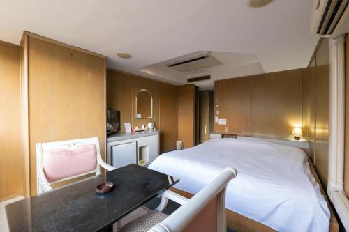 Deluxe Double Room with Bath - Non-Smoking