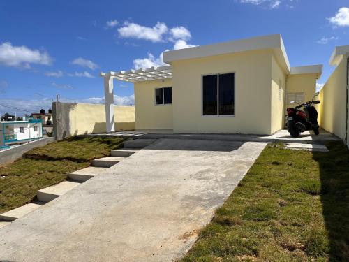 Garden, Home close to the beach, free wifi & parking, in quiet neighborhood equipped with ACs in Nagua
