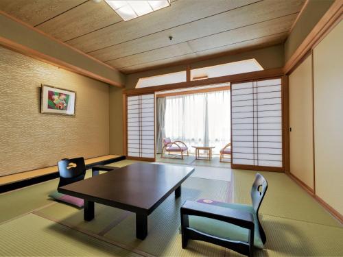 room detail thumbnail 1