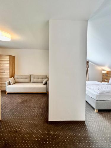 1 queen bed, 1 twin bed, 2 sofa beds